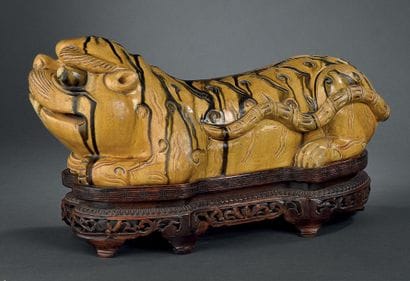 Oreiller en céramique émaillée jaune et noire
Chine,...