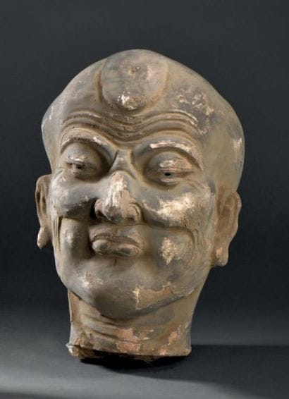 Tête de Luohan en stuc polychrome
Chine,...