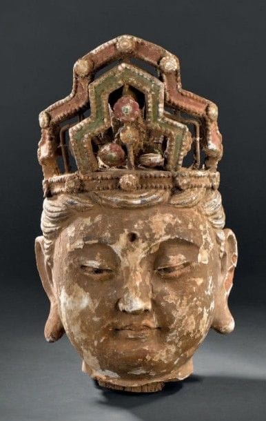 Tête de Bodhisattva en stuc polychrome
Chine,...