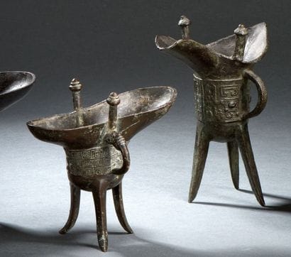 Deux verseuses Jue tripodes en bronze
Chine,...