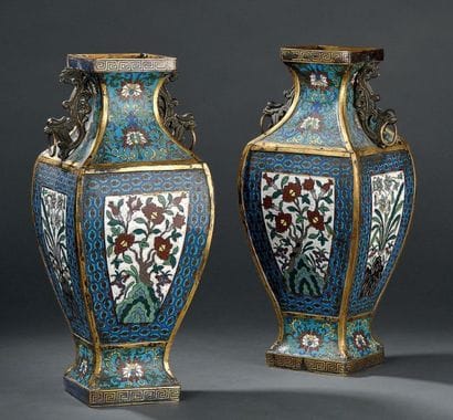 Paire de vases en bronze et émaux cloisonnés
Chine,...