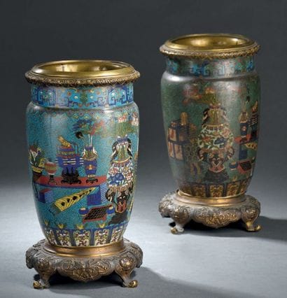 Paire de vases en bronze et émaux cloisonnés...