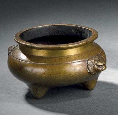 Brûle-parfum tripode en bronze
Chine
La panse...