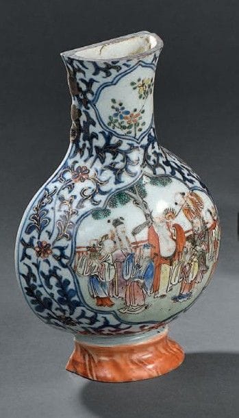 Petit vase applique en porcelaine poly-chrome
Chine,...