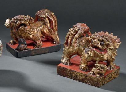 Paire de chiens de Fô en pierre laquée rouge...