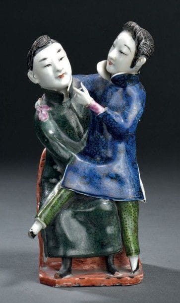 Groupe érotique en porcelaine polychrome
Chine,...