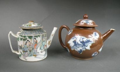Deux théières couvertes en porcelaine bleu...