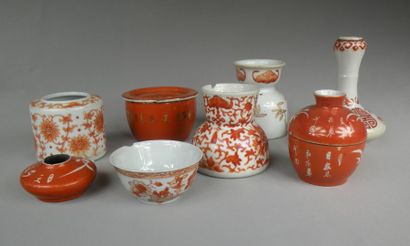 Ensemble de huit pièces en porcelaine rouge...