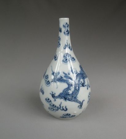 Petit vase en porcelaine bleu blanc
Vietnam,...