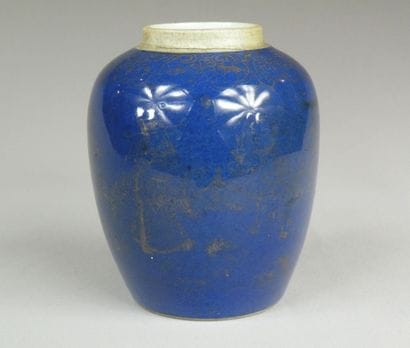 Petit vase en porcelaine bleu poudré
Chine,...