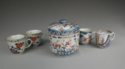 Pot couvert et quatre tasses en porcelaine...
