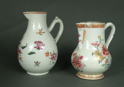 Deux pichets en porcelaine famille rose
Chine,...