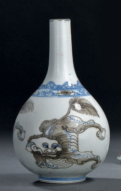 Petit vase en porcelaine bleu blanc et rouge...
