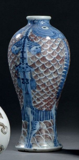 Vase en porcelaine bleu blanc et rouge de...