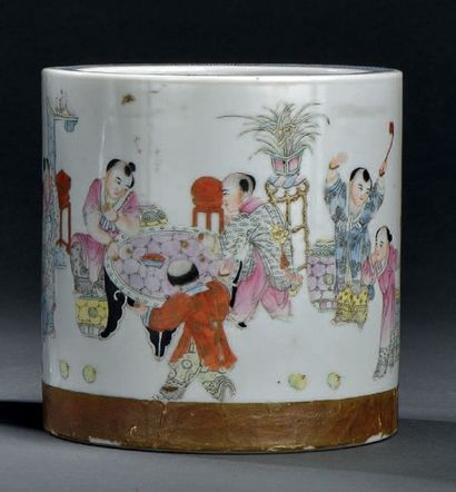 Pot à pinceaux en porcelaine famille rose
Chine,...