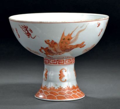 Coupe à pied en porcelaine blanche à décor...