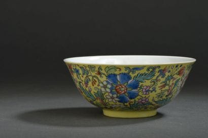 Bol en porcelaine de la famille rose
Chine,...