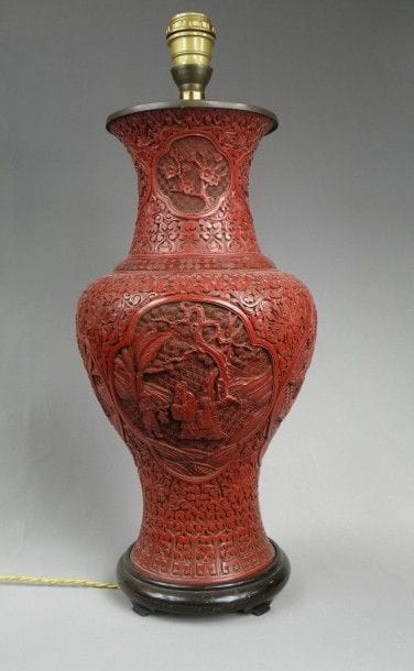 Vase en laque rouge sculptée monté lampe
Chine
De...