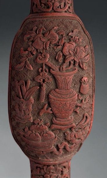 Sceptre ruyi en laque rouge sculptée
Chine,...