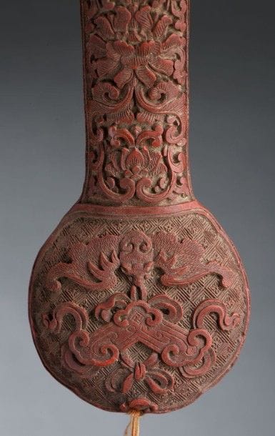 Sceptre ruyi en laque rouge sculptée
Chine,...
