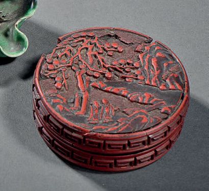 Petite boîte couverte en laque rouge sculptée
Chine,...
