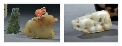 Trois pendentifs en jade blanc et rouille,...