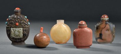 Cinq tabatières en agate, verre, aventurine,...