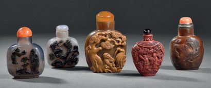 Quatre tabatières en agate et une tabatière...