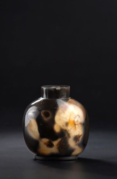 Tabatière en agate
Chine
De forme ovoïde...