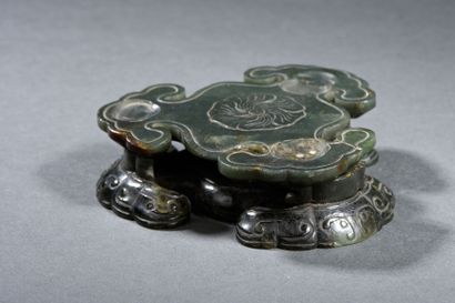 Socle en jade vert épinard
Chine, XIXe siècle
Ajouré,...