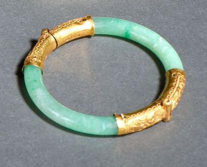 Bracelet en jadéite et or
Chine
Composé de...