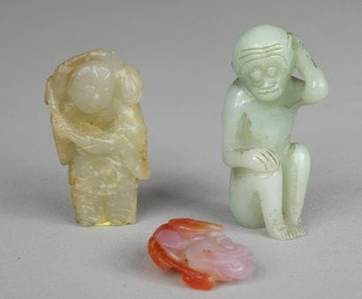 Trois pendentifs en jadéite, jade et agate
Chine
Le...
