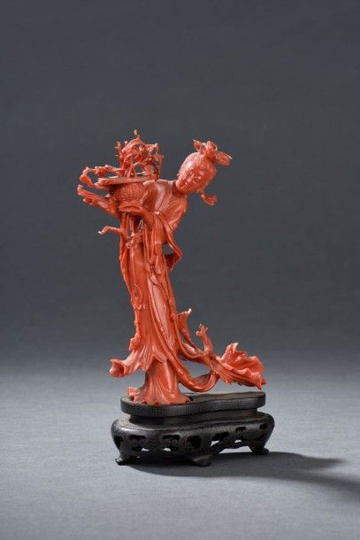 Statuette de femme en corail sculpté Chine,...