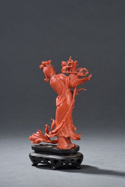 Statuette de femme en corail sculpté Chine,...