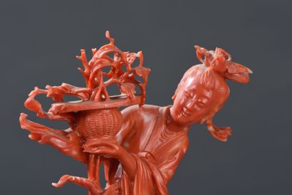 Statuette de femme en corail sculpté Chine,...
