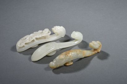 Trois fibules en jade blanc et céladon
Chine,...