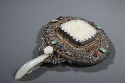 Miroir à main en métal argenté et jade
Chine,...