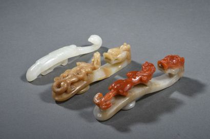 Fibule en jadéite et deux fibules en jade
Chine,...