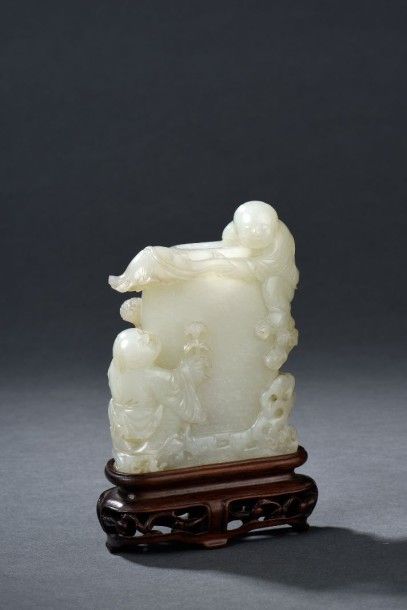 Rare vase en jade pâle et rouille sculpté...