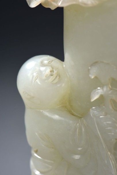 Rare vase en jade pâle et rouille sculpté...