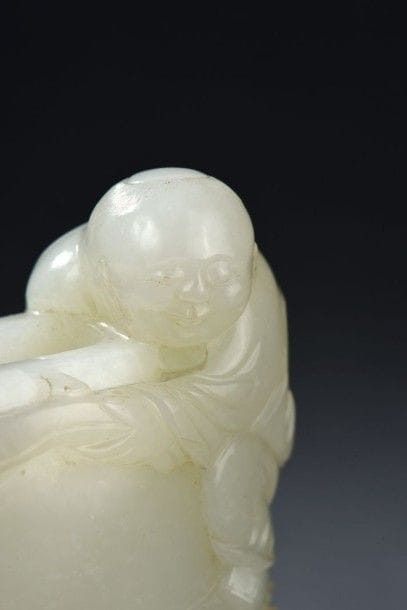 Rare vase en jade pâle et rouille sculpté...