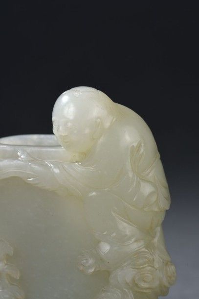 Rare vase en jade pâle et rouille sculpté...