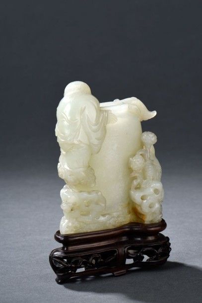 Rare vase en jade pâle et rouille sculpté...