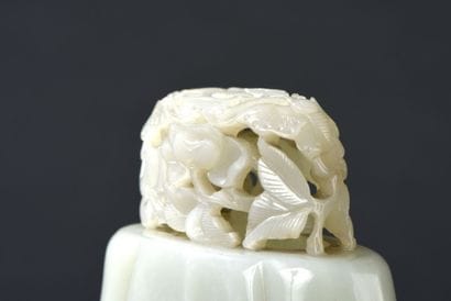Brûle parfum tétrapode couvert en jade céladon...