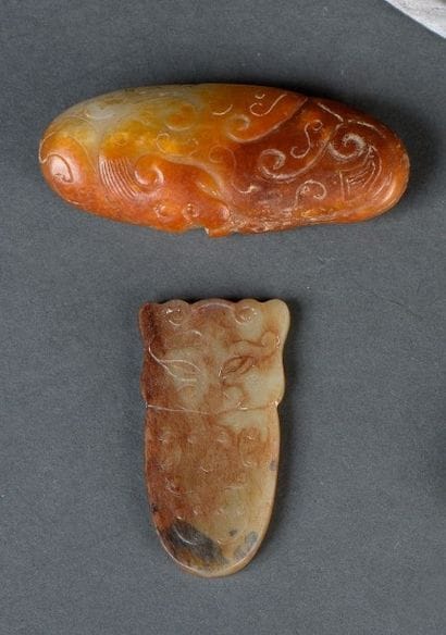 Deux groupes en jade céladon pâle et rouille...