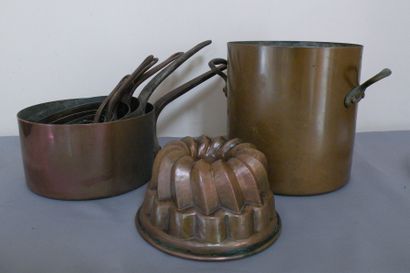 Lot de cuivres composé de six casseroles,...