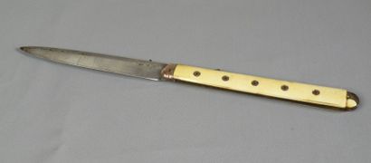 Couteau en argent, manche ivoire orné de...