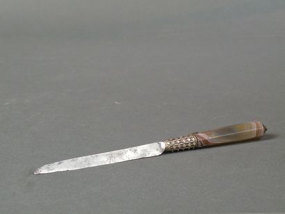 Couteau, manche en agate, monté argent, XVIIe...