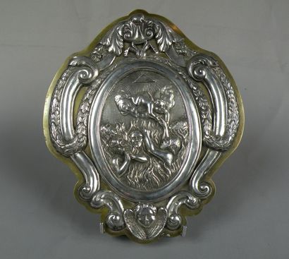 Plaque ovale en argent repoussé du XVIIIème...