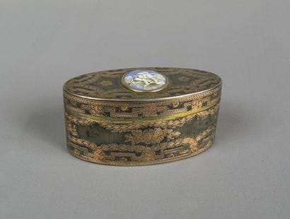 Petite boîte en acier et incrustations d'or....